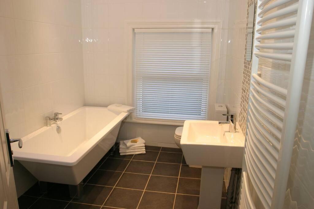 Comfy Big 7 Bedroom Townhouse Харогейт Екстериор снимка