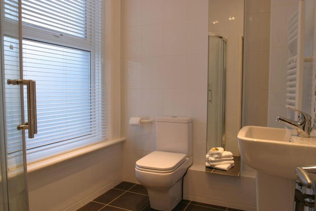 Comfy Big 7 Bedroom Townhouse Харогейт Екстериор снимка